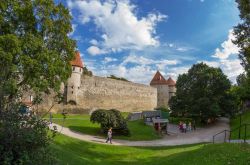 Il grande Castello di Tallin, Toompea Loss, si erge sull'omonima collina della capitle dell'Estonia - © gumbao / Shutterstock.com 