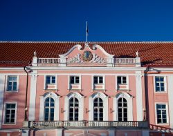 La facciata del Parlamento Estone, ospitato nel Castello di Toompea a Tallin - © Steve Heap / Shutterstock.com