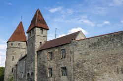Le imponenti mura e le torri del Castello di Tallin Toompea Loss - © gumbao / Shutterstock.com