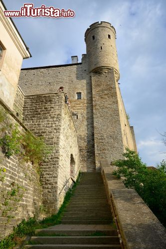 Immagine La scalinata delle mura del castello di Toompea a Tallin - © JPF  / Shutterstock.com