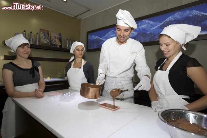 Immagine Lezione di cucina durante il tour guidato nel museo della Cioccolata di Colonia - © Museo della Cioccolata Imhoff