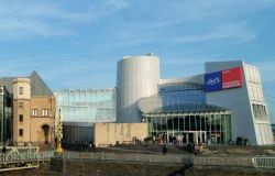 Il grande complesso del Schokoladen Museum (il Museo della Cioccolata) di Colonia, si trova su di una isola del fiume Reno, in centro a poca distanza dalla Cattedrale gotica - © Museo della ...