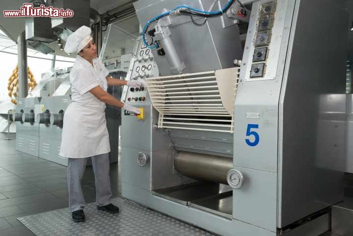 Immagine Una macchina industriale per il confezionamento della cioccolata all'interno del Schokoladen museum di  Colonia (Museo del Cioccolato Imhoff) - © Museo della Cioccolata Imhoff