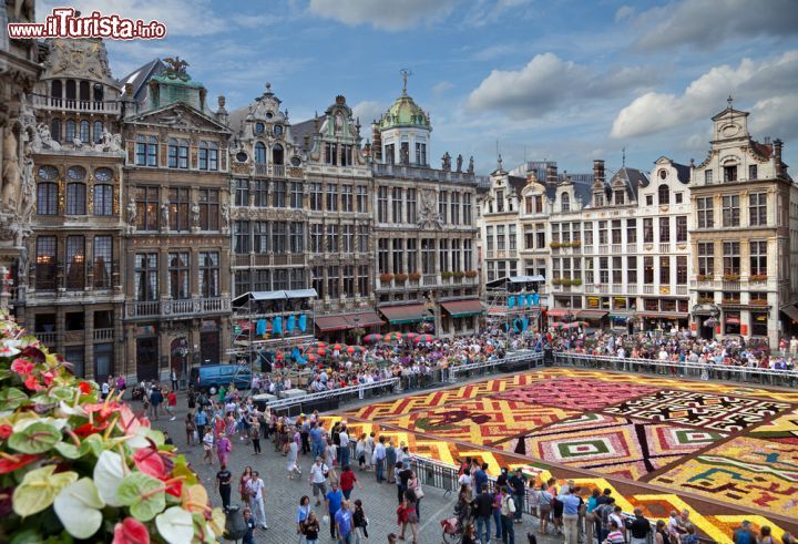 Immagine Grande successo di pubblico al Flower Carpet Festival di Bruxelles sulla Grand Place. Le prossimi edizioni saranno quelle del 2016, 2018 e 2020, sempre nel mese di agosto - © Borna_Mirahmadian / Shutterstock.com