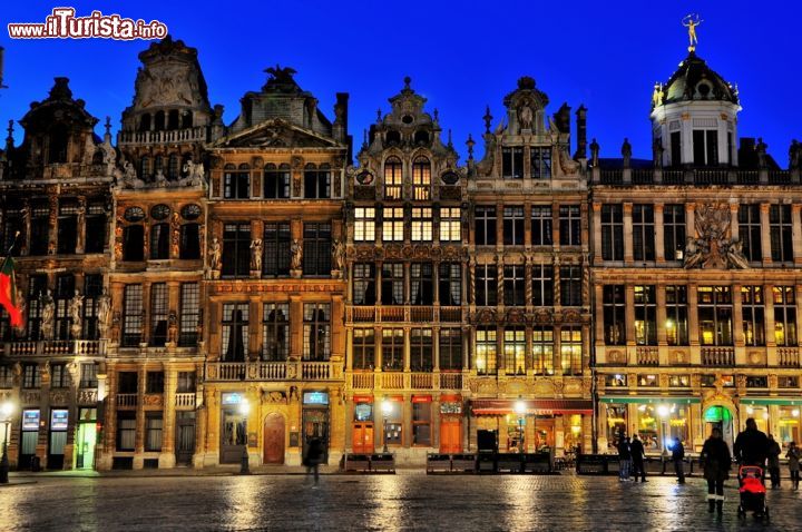 Immagine E' specialmente di sera che la visita della Grand Place di Bruxelles risulta particolarmente affascinante, con gli edifici storici che creano una suggestiva e magica cornice di luci e colori - © Hit1912 / Shutterstock.com