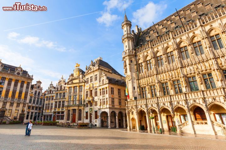 Immagine La visita alla mattina presto della Grand Place di Bruxelles, il cuore pulsante della capitale del Belgio - © Christian Mueller / Shutterstock.com