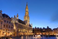 Il municipio di Bruxelles con la sua torre gotica (Stadhuis) da un tocco di verticalità alla skyline della Grand Place, il cuore della capitale del Belgio - © Mihai-Bogdan Lazar ...