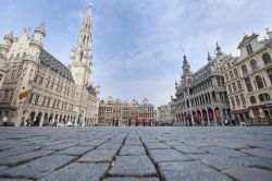 Il selciato e gli edifici della piazza centrale di Bruxelles: è la Grand Place, orgoglio della città e teatro di importanti eventi quale il biennale Flower Carpet e i tradizionali ...