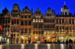 E' specialmente di sera che la visita della Grand Place di Bruxelles risulta particolarmente affascinante, con gli edifici storici che creano una suggestiva e magica cornice di luci e colori ...
