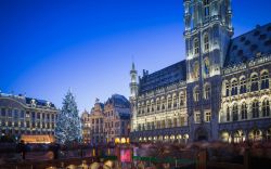 Il fascino del Natale sulla Grand Place: il simbolo di Bruxelles ospita anche i tradizionali Mercatini di Natale-  © ANADMAN BVBA / Shutterstock.com