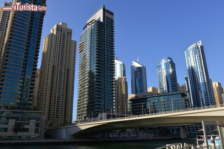 Immagine I canali all'interno del quartiere di Marina Dubai e i grattacieli della città - © Luca Pelagatti