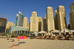 La spiaggia artificiale di Dubai presso ...