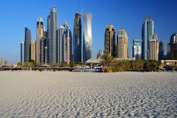 La vasta spiaggia di Dubai Marina, una delle ...