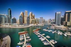 Vista panoramica di Dubai Marina in una magnifica ...