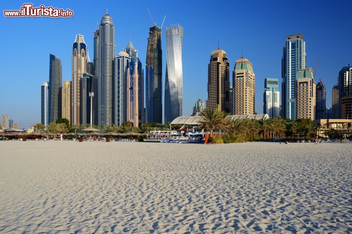 Immagine La vasta spiaggia di Dubai Marina, una delle più famose negli Emirati Arabi Uniti