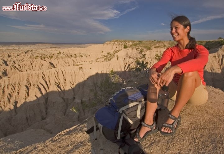 Immagine Il South Dakota o Dakota del Sud è uno stato del nord-ovest degli Stati Uniti d'America, che si trova in una posizione a piedi delle Montagne Rocciose, le celebri Rocky Mountains. E' quindi una di quelle regioni dove la grandi pianure del midwest terminano dopo migliaia di chilometri di dominio, e il paesaggio comincia gradualmente ad innalzarsi per la presenza dei primi rilievi montagnosi. Gran parte della morfologia del South Dakota è governata dalla presenza del Missouri, il grande fiume che assieme al Missisipi forma la spina dorsale idrografica delle pianure americane. Importante via di comunicazione taglia in due lo stato e offre una serie di paesaggi mozzafiato da Mobridge fino al confine con il Nebraska e l'Iowa, ed offre occasione di regati agli amanti della vela.

Il South Dakota possiede un clima tipicamente continentale, con inverni freddi ed estati calde. la presenza della neve è una costante dei suoi paesaggi invernali che si prestano alla pratica dello Snowboard, allo sci di fondo, come anche alle escursioni in moto slitta, una vera passione da queste parti. Una attrattiva particolare del South Dakota sono le cosiddette Badlands, una area a ridosso delle Montagne Rocciose che offre paesaggi particolari con forme di erosione che hanno scolpito il paeasaggio in modo davvero particolare. Il Parco Nazionale delle Badlands merita una visita attenta, sia per i suoi straordinari calanchi che per i suoi itinerari molto attraenti, specialmente chi vuole compie una vacanza con l'utilizzo della bicicletta, oppure dedicarsi a sport come il free climbing. Un altro motivo che spinge numerosi turisti a venire in South Dakota è la possibilità di praticare la caccia e la pesca, in scenari naturali di grande bellezza.