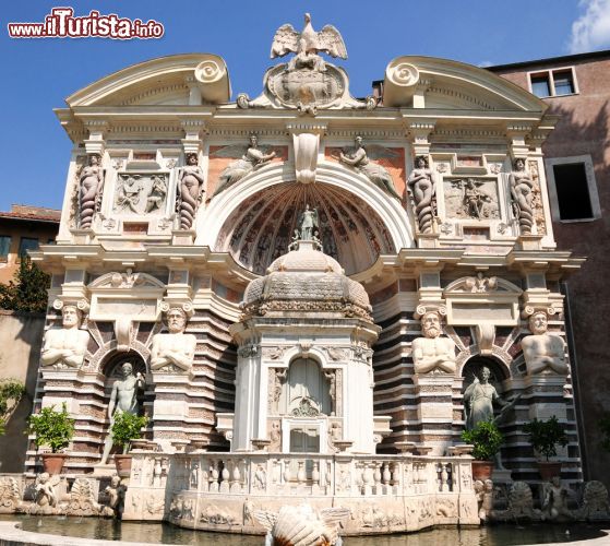 Immagine La Fontana dell'Organo è una delle più oarticolari fontane di Villa d'Este a Tivoli - © Danor Aharon / Shutterstock.com
