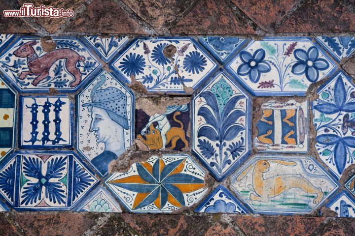 Immagine Pavimento in ceramica all'interno di Villa d'Este a Tivoli - © Alexander A.Trofimov / Shutterstock.com