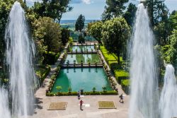 Giardino di Villa d'Este fotografato dalla Fontana del Nettuno a Tivoli - © David Unger / Shutterstock.com