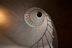 Scala a chiocciola dentro l'edificio di Villa d'Este a Tivoli - © Face_2_Face / Shutterstock.com