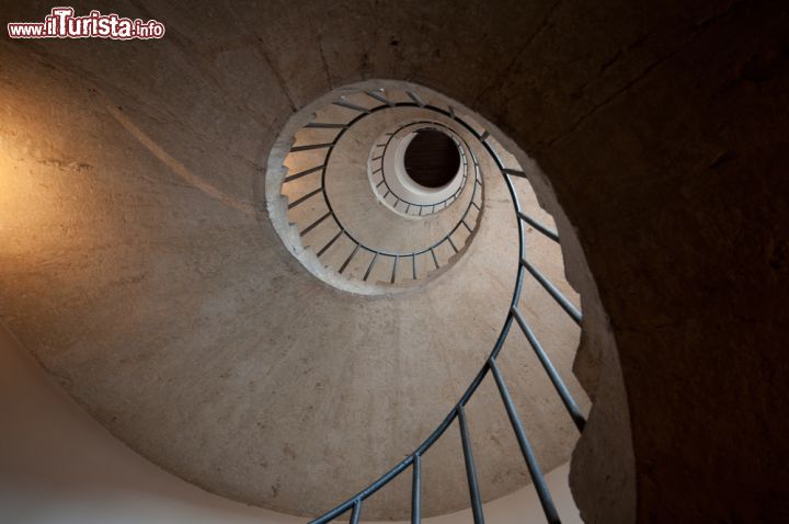 Immagine Scala a chiocciola dentro l'edificio di Villa d'Este a Tivoli - © Face_2_Face / Shutterstock.com