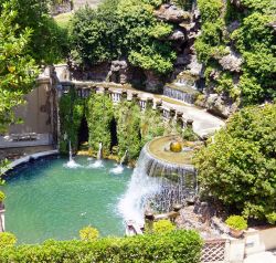 Giardino e fontana dell'Ovato a Villa d'Este di Tivoli, nel Lazio - © Marina99 / Shutterstock.com