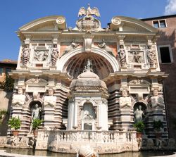 La Fontana dell'Organo è una delle più oarticolari fontane di Villa d'Este a Tivoli - © Danor Aharon / Shutterstock.com