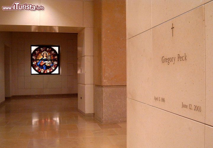 Immagine La Tomba di Gregory Peck  si trova all'interno della Cattedrale Cattolica di Los Angels - © Lee Zurligen / Wikipedia.otg