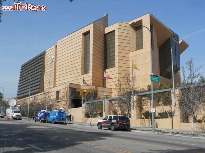 Immagine Vista esterna del grande edificio religioso di "Our Lady of the Angels" il complesso della Cattedrale Cattolica di Los Angeles - © Supannee Hickman / Shutterstock.com