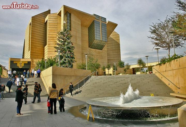 Immagine Fontana e Cattedrale: si tratta dell'edificio di Nostra Signora degli Angeli, il più importante tempio cattolico di Los Angeles, in California - © Kelvin Kay / Wikipedia.otg