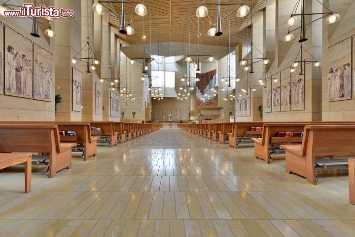 Immagine Il luminoso Interno della Cattedrale Cattolica di Los Angeles - © David Leigh Ellis / Wikipedia.otg