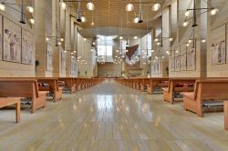 Il luminoso Interno della Cattedrale Cattolica di Los Angeles - © David Leigh Ellis / Wikipedia.otg