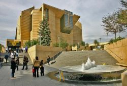 Fontana e Cattedrale: si tratta dell'edificio di Nostra Signora degli Angeli, il più importante tempio cattolico di Los Angeles, in California - © Kelvin Kay / Wikipedia.otg ...