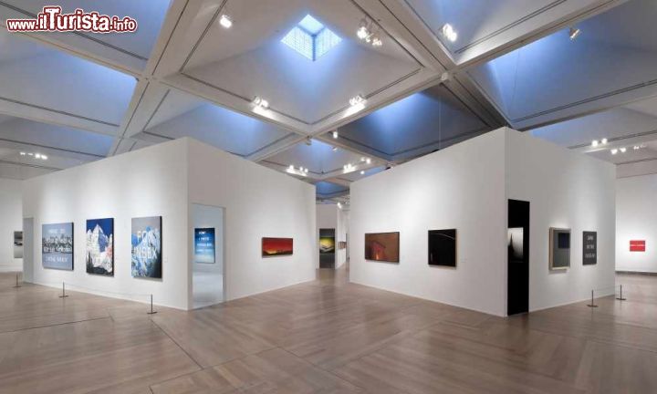 Immagine Interno del museo con i grandi spazi espositivi del Moderna Museet di Stoccolma