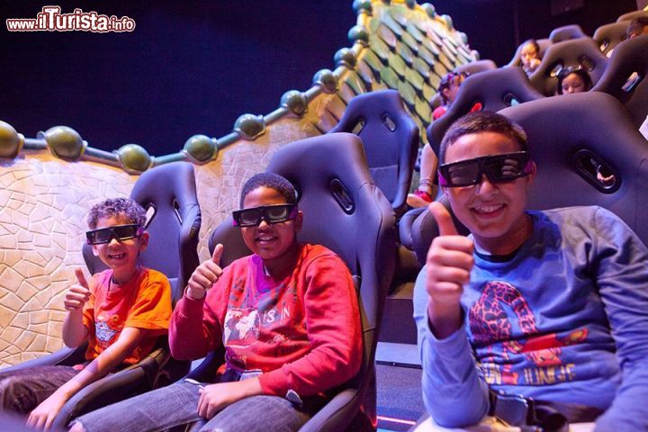 Immagine Bambini durante la proiezione 4D alla Gaudí Experiència - © gaudiexperiencia.com