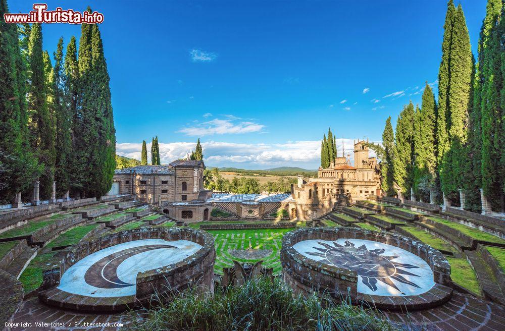 Immagine Montegabbione, La Scarzuola: architettura esoterica in Umbria- © ValerioMei / Shutterstock.com