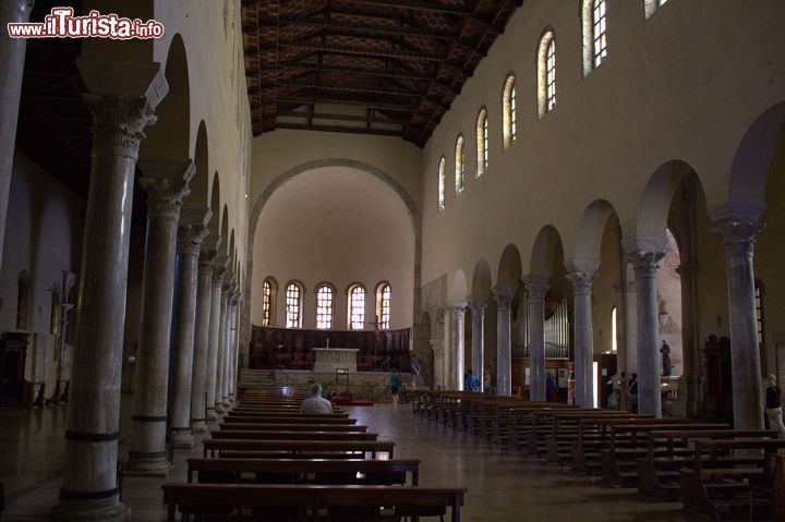Immagine Interno della Basilica a tre navate di San Francesco a Ravenna