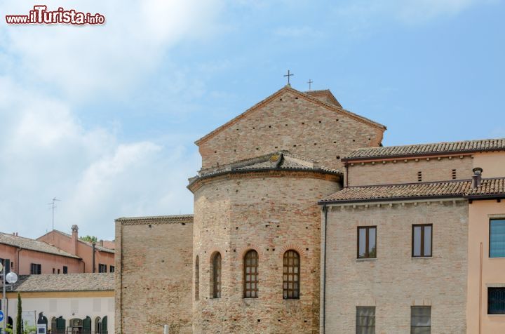 Immagine Abside della Basilica di San Francesco a Ravenna fotografato dal parcheggio di Largo Firenze - © M.Rinelli / Shutterstock.com