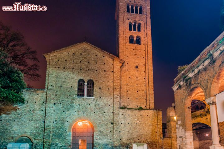 Immagine Fotografia notturna della chiesa e campanile di San Francesco a Ravenna - © GoneWithTheWind / Shutterstock.com