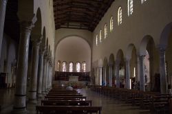 Interno della Basilica a tre navate di San Francesco a Ravenna