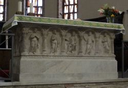 Altare con urna di Liberio: si trova all'interno della Basilica di San Francesco a Ravenna