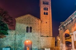 Fotografia notturna della chiesa e campanile di San Francesco a Ravenna - © GoneWithTheWind / Shutterstock.com