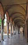 Il portico di Piazza San Francesco a Ravenna - © claudio zaccherini / Shutterstock.com 