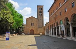 Piazza San Francesco ed omonima basilica in centro a Ravenna - © claudio zaccherini / Shutterstock.com 