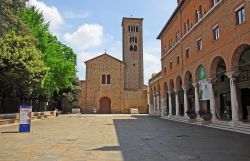 Piazza San Francesco ed omonima basilica in centro ...