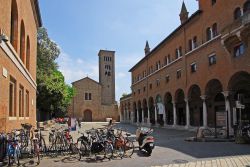 Turisti in visita a Ravenna sulla piazza antistante la Basilica di San Francesco, non distante dalla Tomba di Dante - © claudio zaccherini / Shutterstock.com 