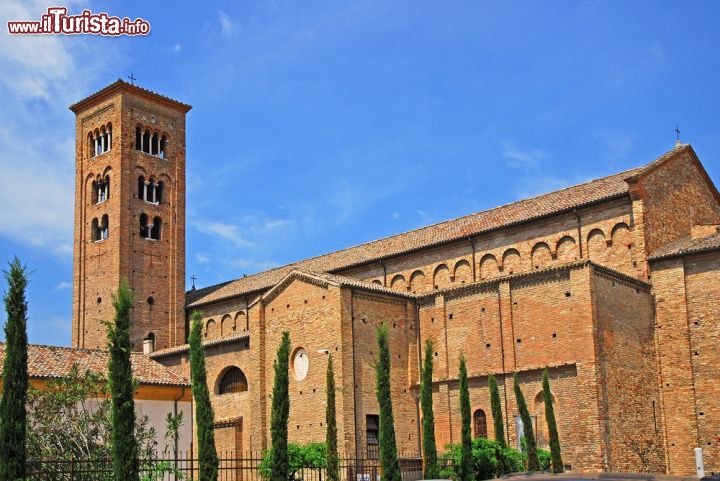 Immagine Vista laterale della Basilica di San Francesco a Ravenna - © claudio zaccherini / Shutterstock.com