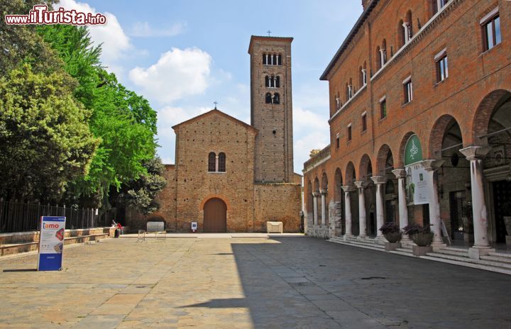 Immagine Piazza San Francesco ed omonima basilica in centro a Ravenna - © claudio zaccherini / Shutterstock.com