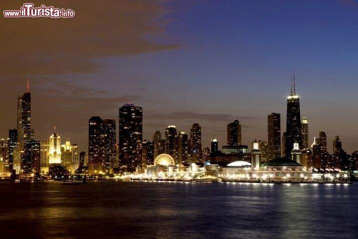 Immagine Fotografia notturna di Chicago e in primo piano il Navy Pier