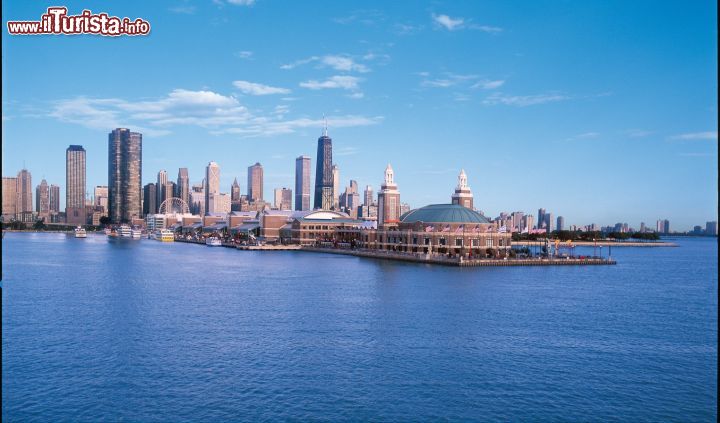 Immagine Lago Michigan e complesso del Navy Pier di Chicago